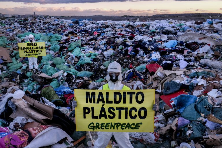 Acci N De Greenpeace Contra El Pl Stico En El Vertedero De