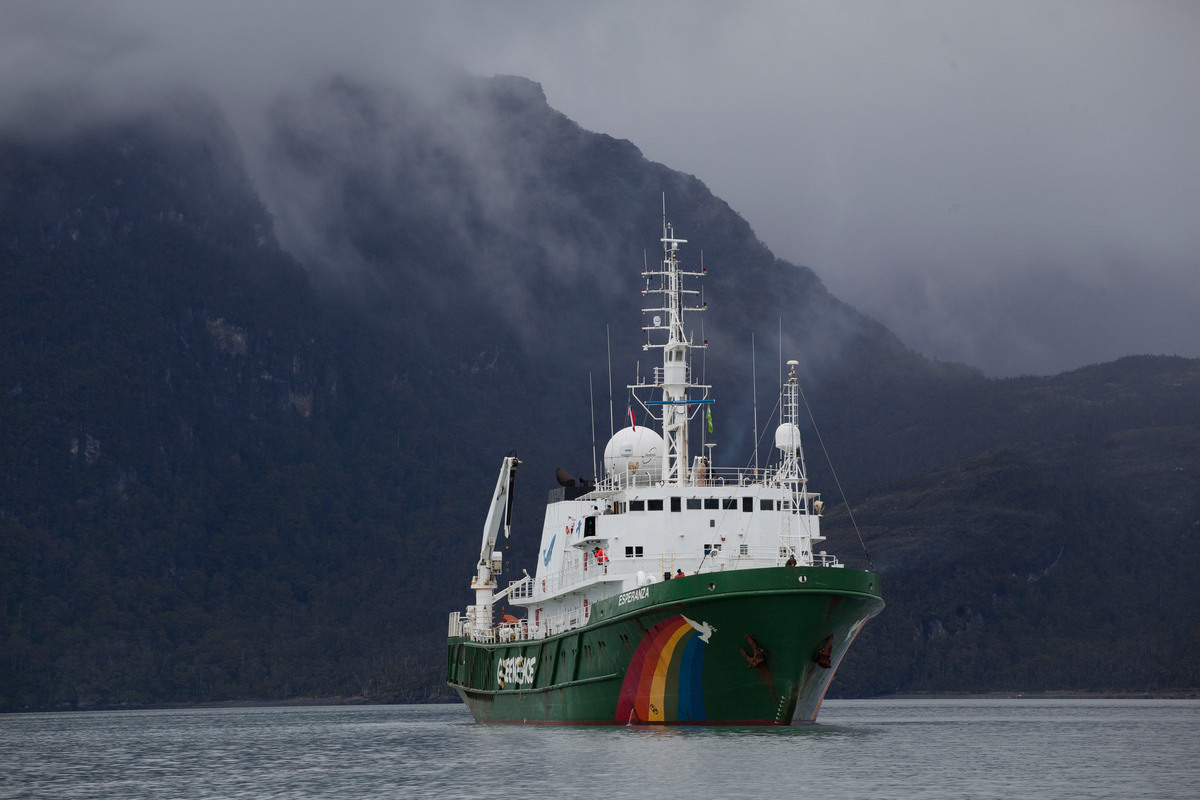 El barco Esperanza en los glaciares de la Patagonia.