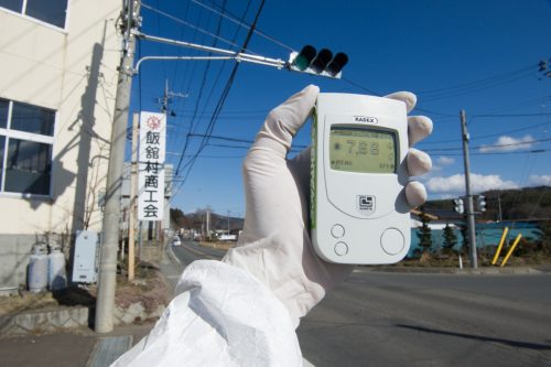 Un miembro del equipo de Greenpeace tiene un contador Geiger que muestra niveles de radiación de 7,66 micro Sievert por hora en la aldea de Iitate, a 40 km al noroeste de la planta nuclear de Fukushima Daiichi, y 20 km más allá de la zona de evacuación oficial.