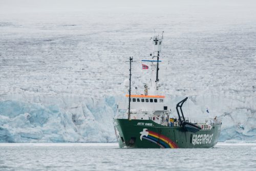 El buque de Greenpeace Arctic Sunrise frente al glaciar Borebreen en Svalbard.