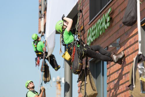 Activistas cuelgan una pancarta en la oficina de Greenpeace en Hamburgo.