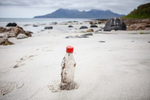 Botella de Coca-Cola en la playa