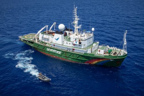 El Esperanza navega el Océano Índico para ser testigo de la pesca ilegal.