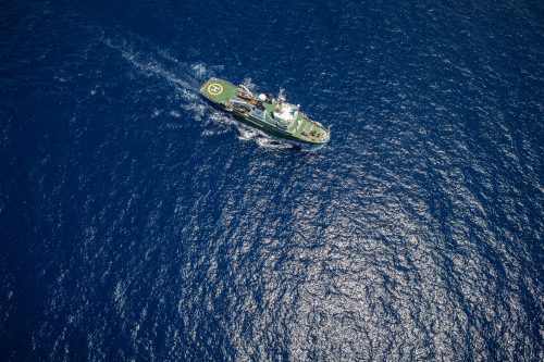 Vista aérea del barco Esperanza de Greenpeace navegando el Océano Índico.