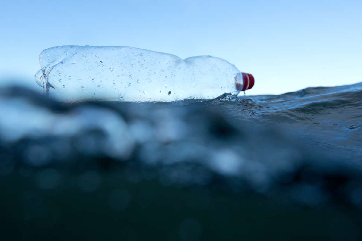 Botella de plástico flotando en el mar del Norte, en Escocia.
