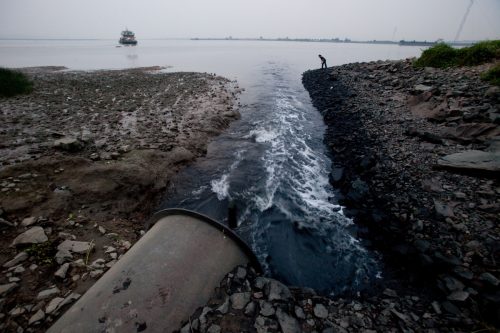 Flujo de aguas residuales de una tubería de descarga en China