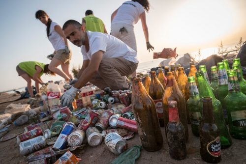 Greenpeace microplásticos. Recogida residuos en playa de alborada, Valencia. 