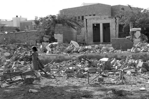 Efectos de los bombardeos de la coalición saudí en un complejo educativo para niñas en Yemen.