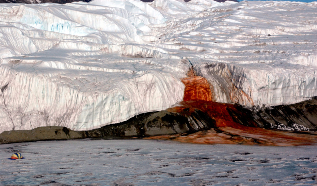 Las Cataratas de Sangre en la lengua del glaciar Taylor, en el este de la Antártida.
