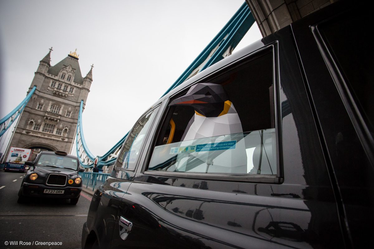 Pingüino de papel en un taxi en el puente de Londres