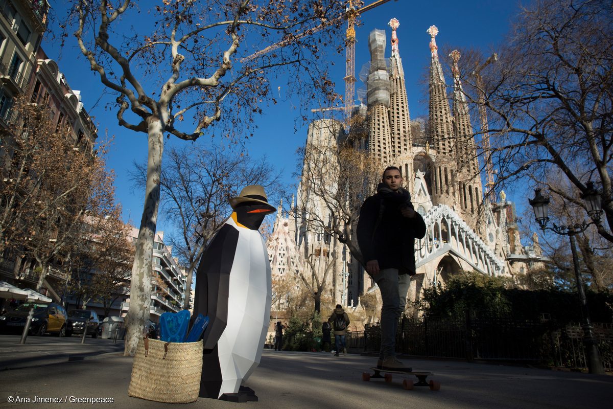 Pingüino de papel frente a la Sagrada Familia de Barcelona
