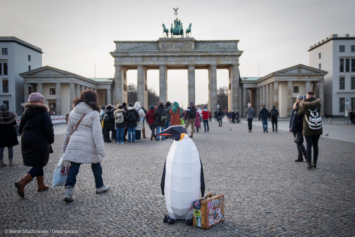 Pingüino de papel en la Puerta de Brandeburgo.