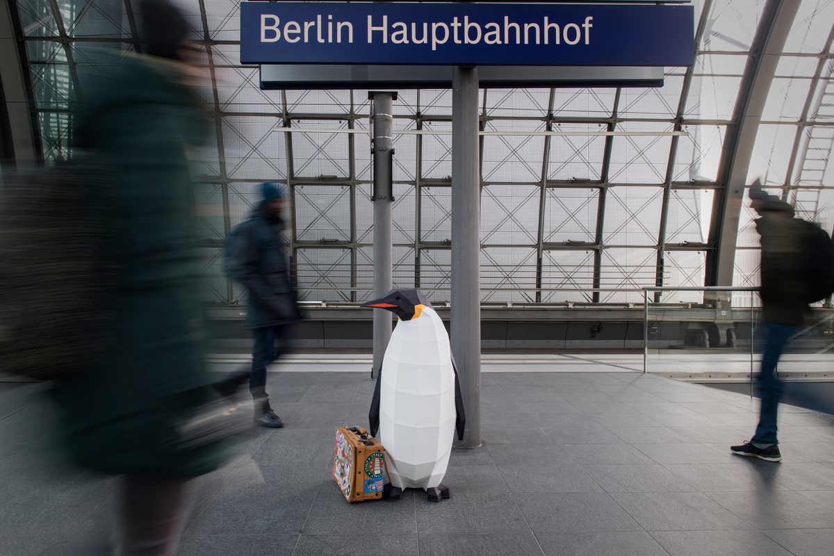 Pingüino de papel en la Estación Central de Berlín