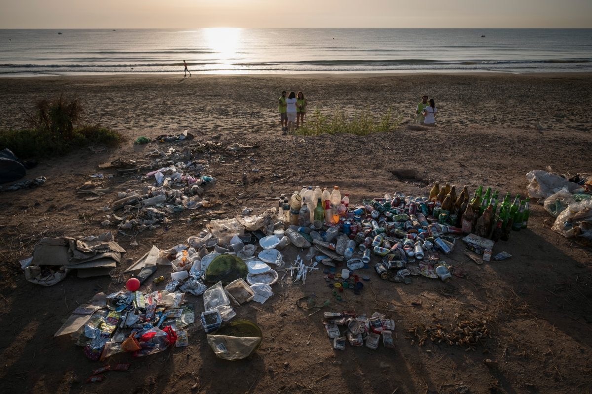 Recogida residuos en playa de alborada, Valencia. "mejor sin Plásticos"