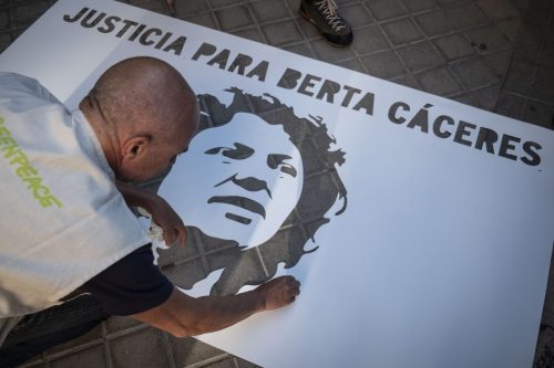 Activistas de Greenpeace han pintado esta mañana en la entrada de la Embajada de Honduras en Madrid, una silueta con el rostro de Berta Cáceres con el lema “Justicia para Berta Cáceres”