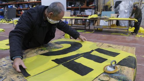Pancartas Greenpeace convertidas en batas protectoras ante el Covid
