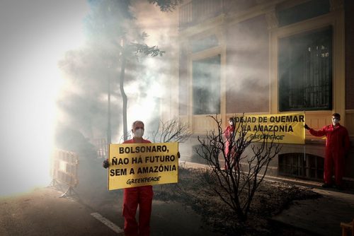 Protesta ante la embajada de Brasil contra los incendios