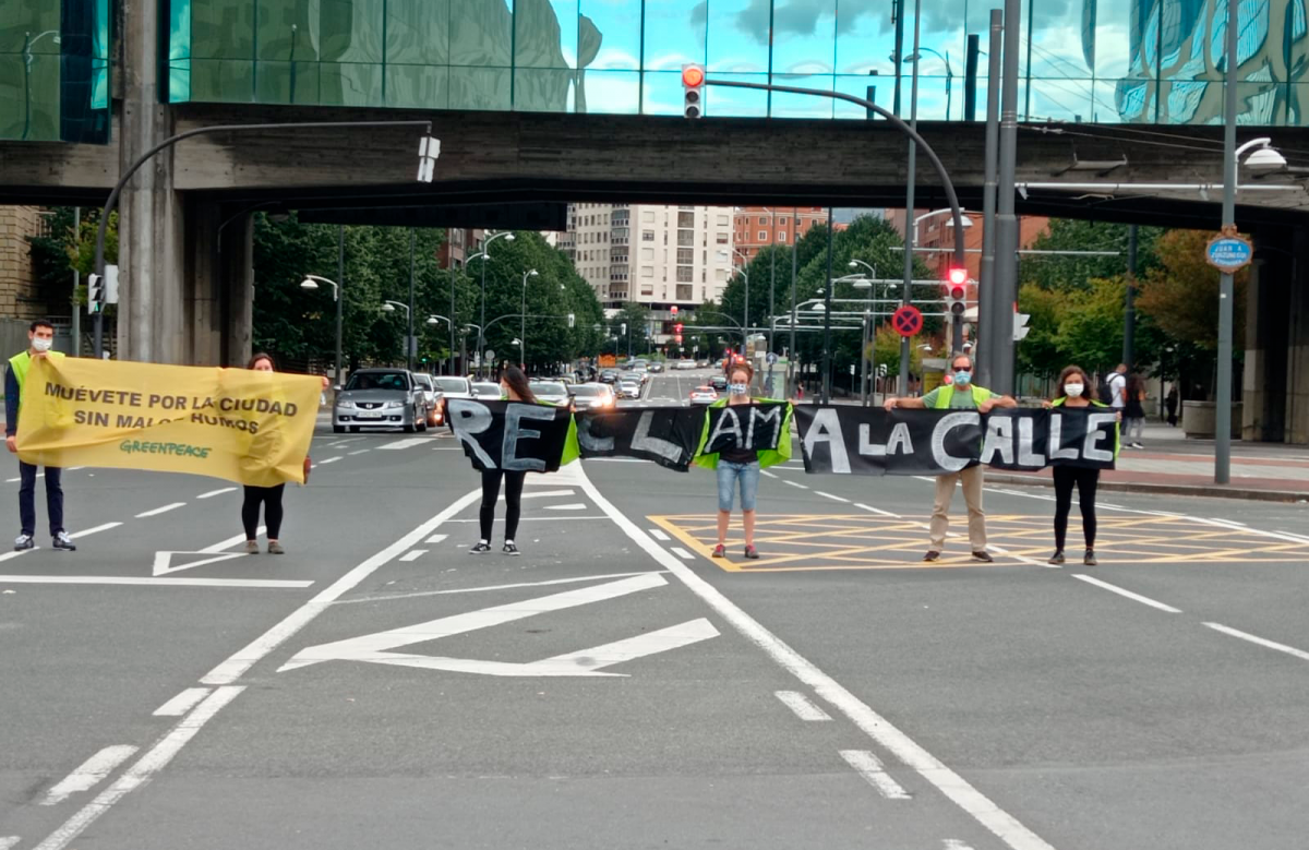 Voluntarios en Bilbao reclamando una movilidad diferente