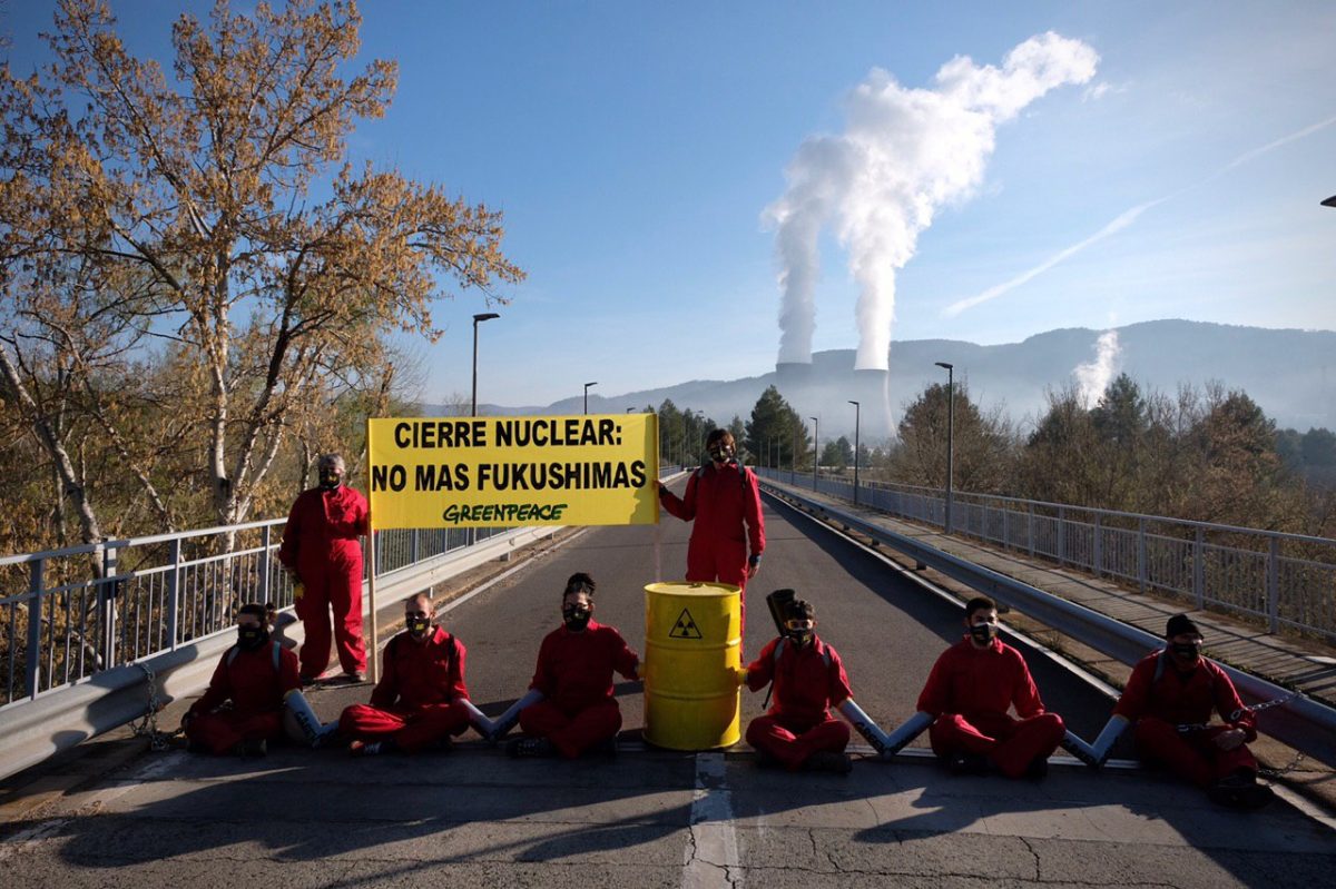 Activistas de Greenpeace bloquean el acceso a la central de Cofrentes para exigir su cierre. FOTO: Pedro Armestre / Greenpeace