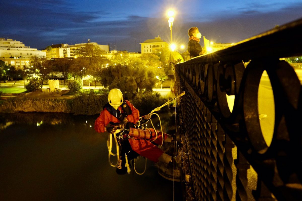 Activistas de Greenpeace en el puente de Triana, Sevilla. Foto: Pedro Armestre.