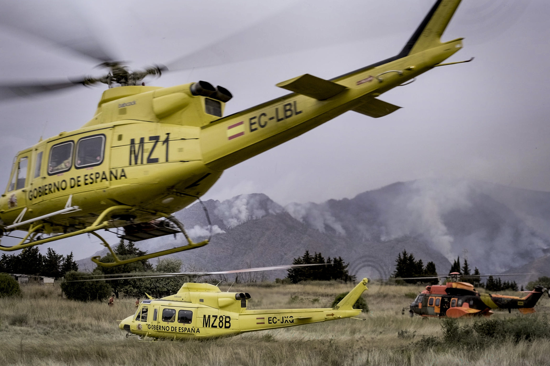 Helicópteros de la Brigada de refuerzo en incendios forestales, BRIF y de la Unidad Militar de Emergencias (UME) trasladan a los bomberos Forestales