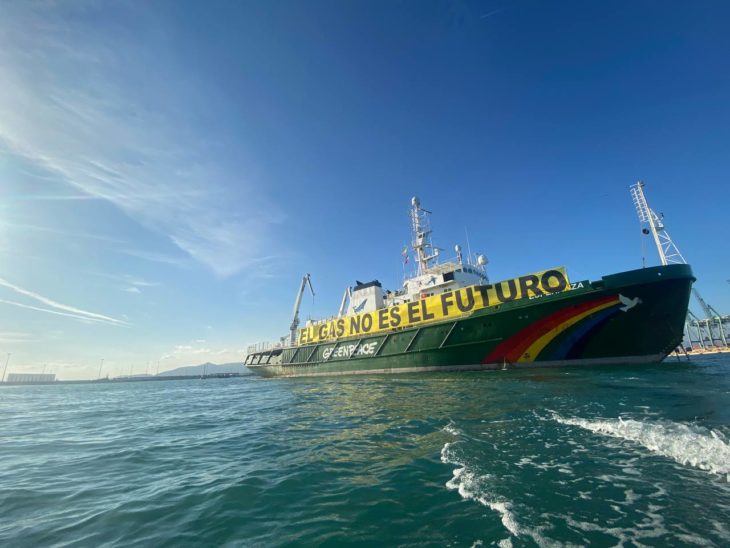 El Esperanza, de Greenpeace, en el puerto de Sagunto para protestar ante la planta de EnagÃ¡s.