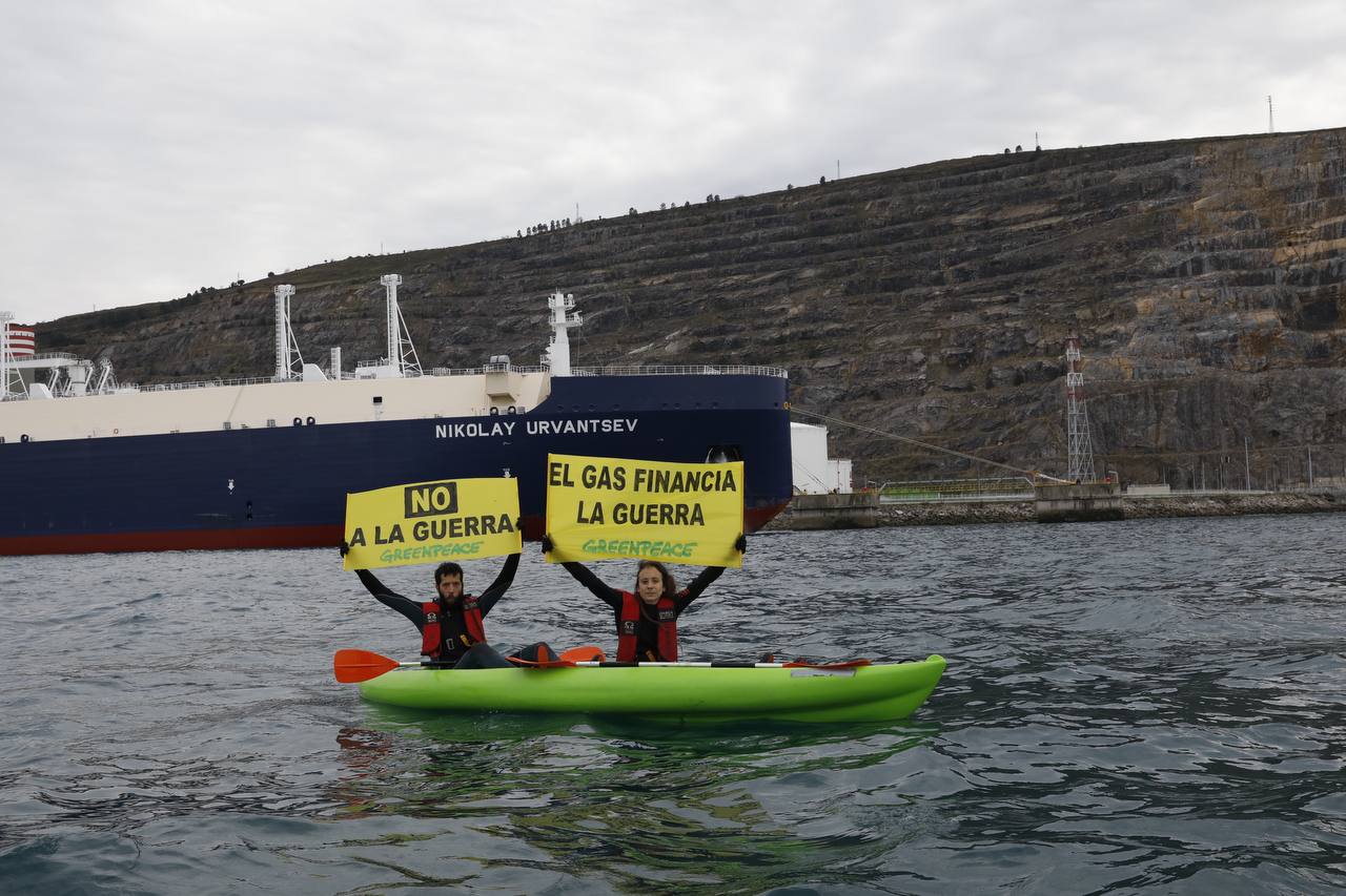 Protesta de Greenpeace contra la guerra en Ucrania y contra el gas fósil junto al puerto de Bilbao, donde un metanero de Rusia está descargando 160.000 m3 de gas. FOTO: Pablo Blázquez / Greenpeace
