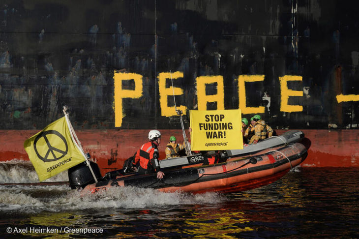 "Paz, no petróleo" protesta pacífica en el puerto de Bremen.