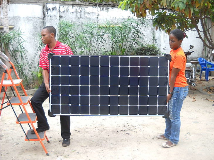Voluntarios instalando placas solares