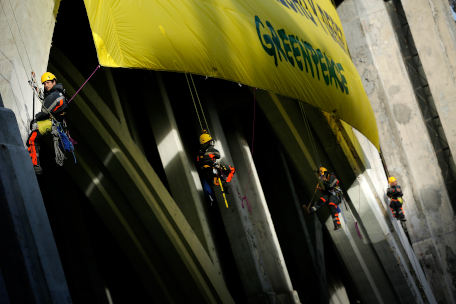 Personas escalando en acción de Greenpeace
