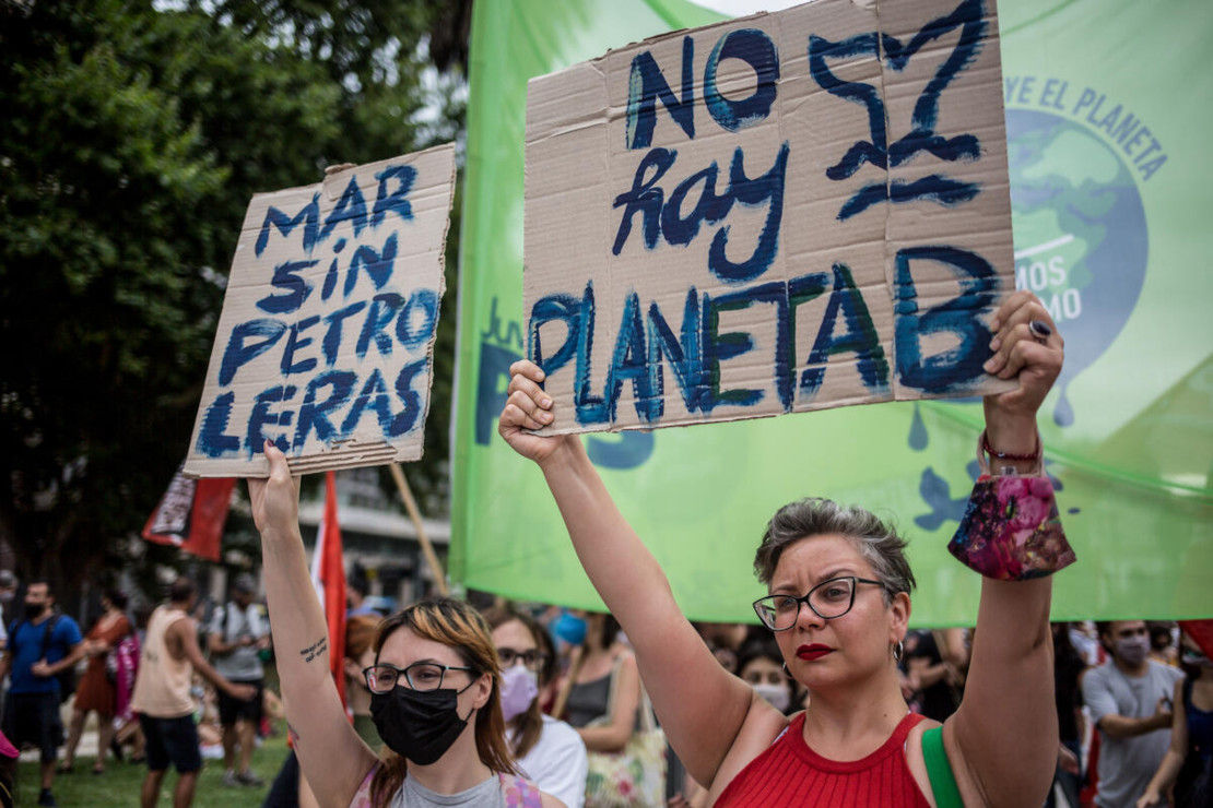 Protesta amb pancartes “No hi ha Planeta B” i “Mar sense petrolieres”