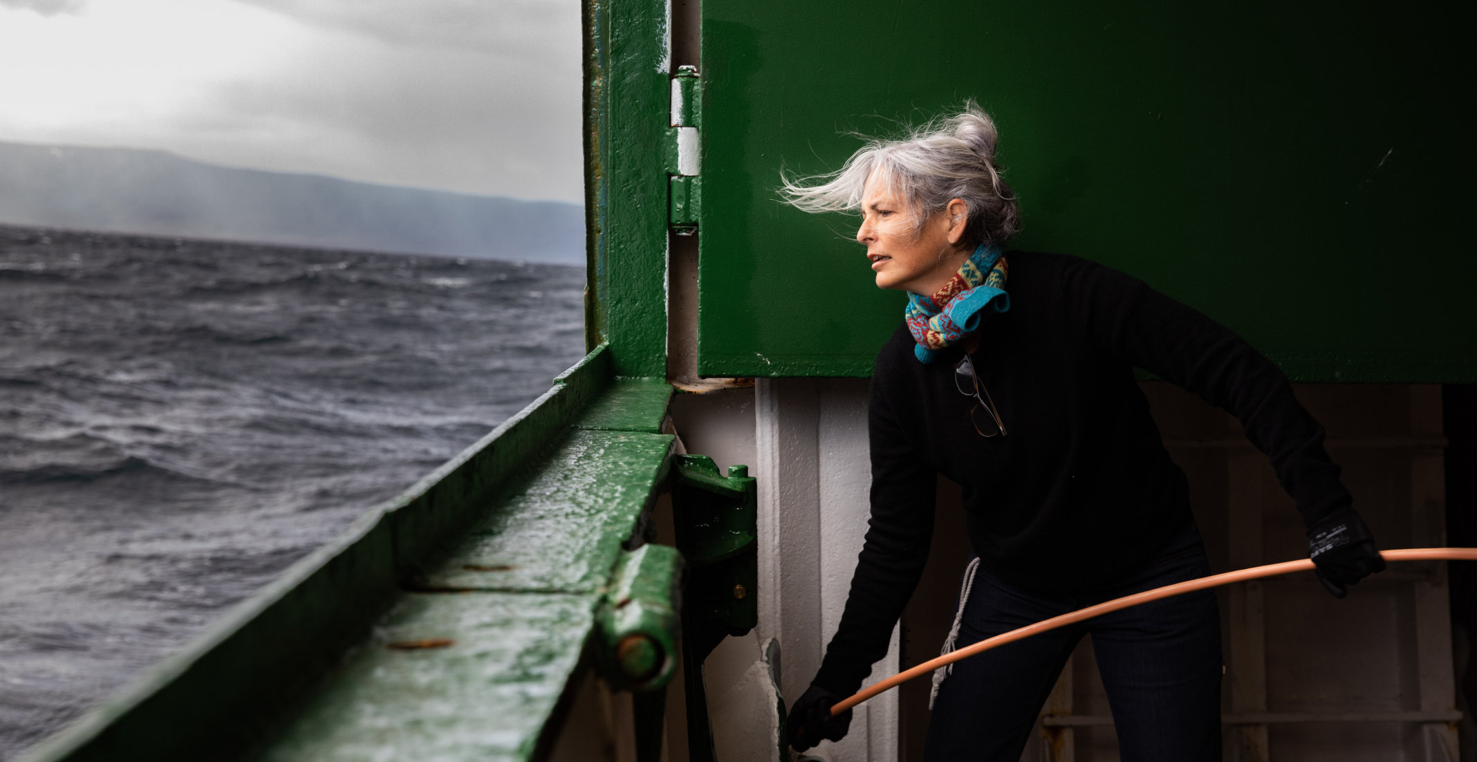 Foto mujer en un barco de Greenpeace