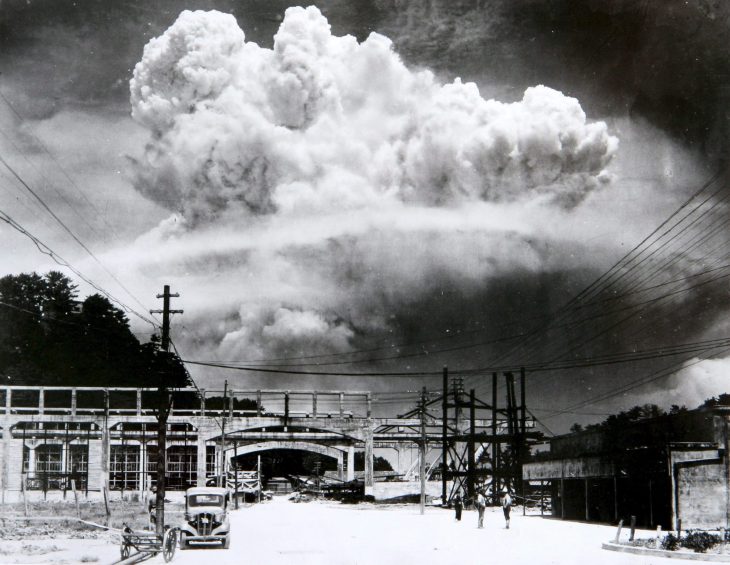 Nube en forma de hongo fotografiada en Koyagi-cho, Nagasaki, unos 15 minutos después de que explotara la bomba.