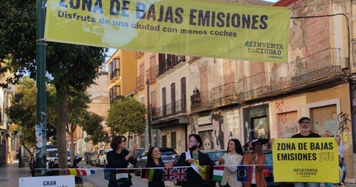 Greenpeace sale a la calle para “inaugurar” la Zona de Bajas Emisiones ...