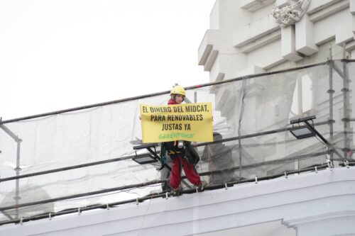 Protesta de Greenpeace en A Coruña reclamando que el dinero de las infraestructuras fósiles se destine a energías renovables.