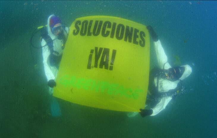 Protesta subacuática de Greenpeace en los fondos marinos de las islas Cíes. 