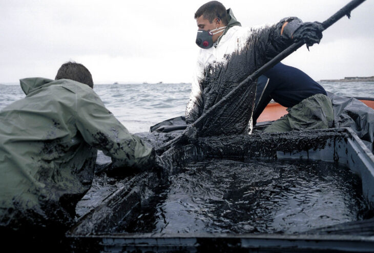 Voluntarios recogiendo fuel del Prestige en el mar
