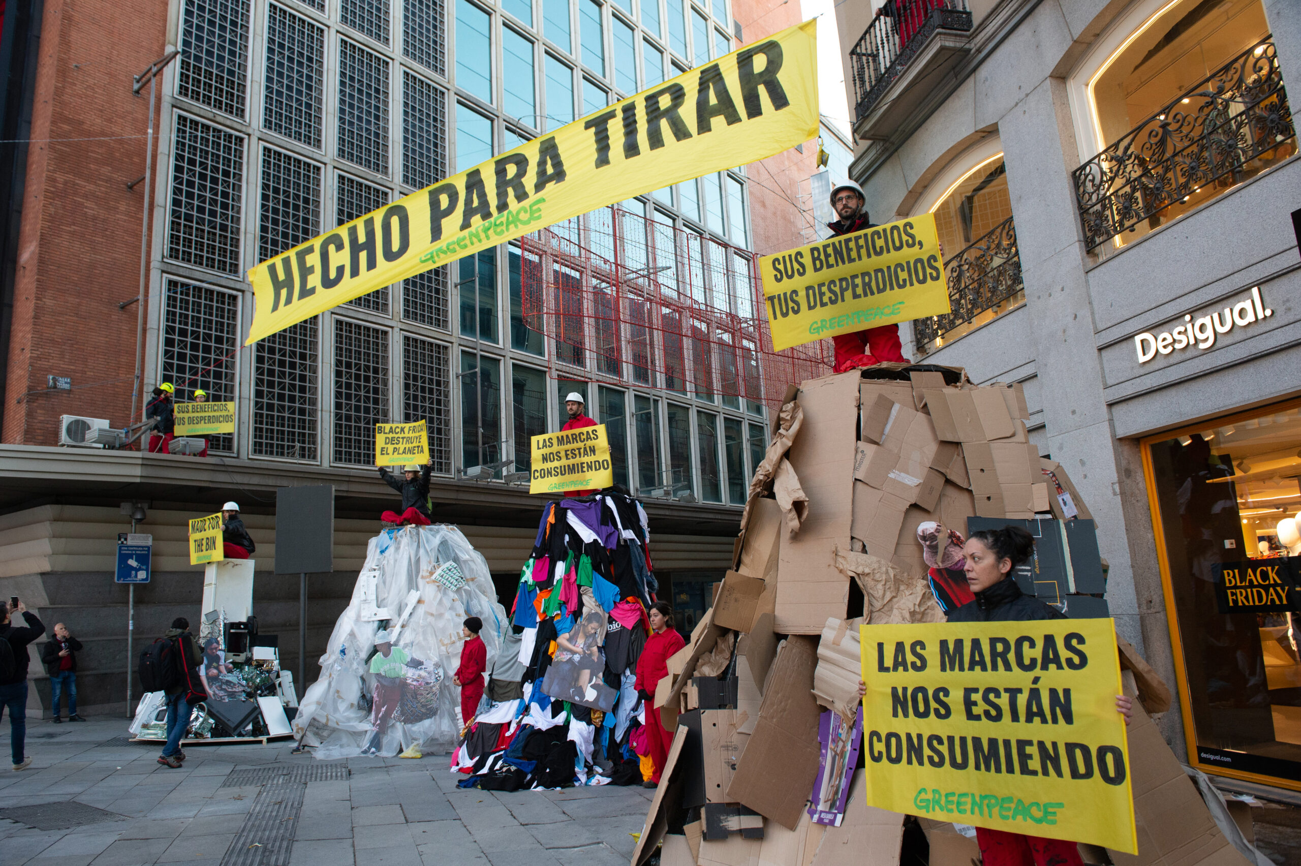 Black Friday: Montañas de residuos en el centro de Madrid