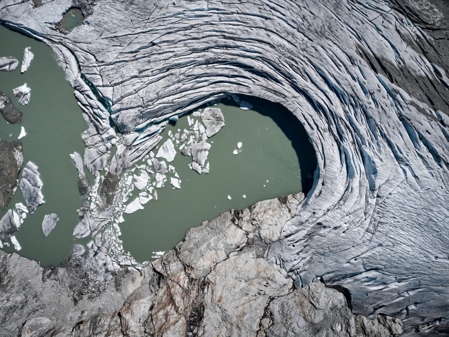 Glaciar Schlatenkees en 2022. El glaciar se ha reducido de forma drástica, con un lago glacial claramente formado. Ahora se cree que la lengua del glaciar está muerta o rota. © Mitja Kobal / Greenpeace