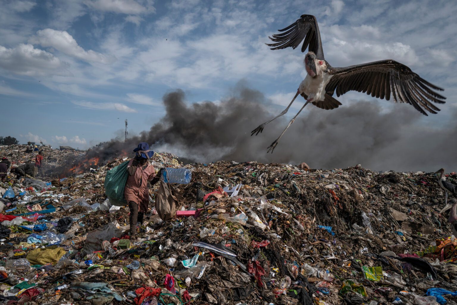Residuos téxtiles y plásticos en un vertedero de Nairobi. © Kevin McElvaney / Greenpeace