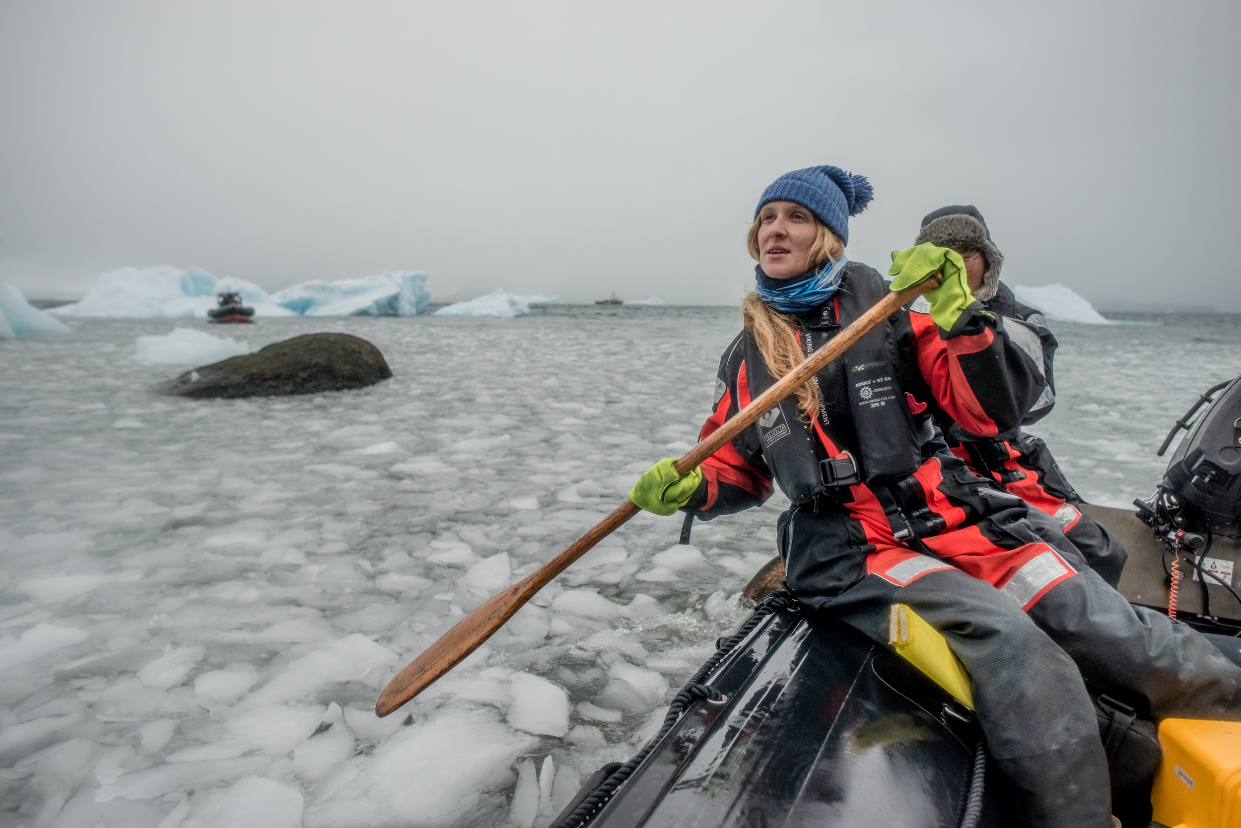 La campaigner al frente de la expedición, Louisa Casson, ayuda a manejar un bote inflable en la Antártida. © Tomás Munita / Greenpeace