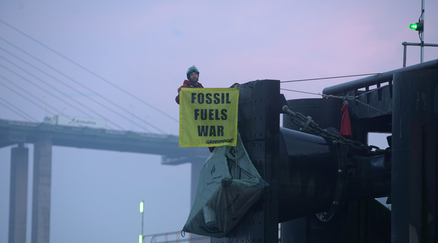 Escaladoras de Greenpeace bloquean un buque cisterna que transportaba 33.000 toneladas de diesel ruso al Reino Unido. © Fionn Guilfoyle / Greenpeace