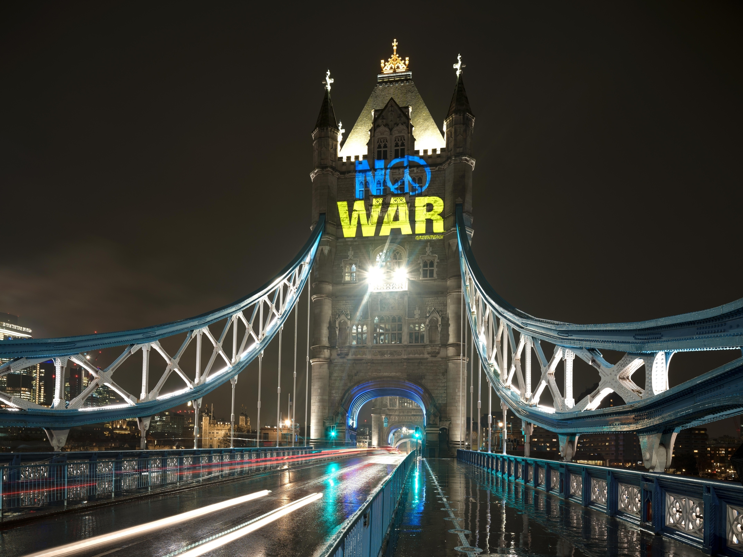 Greenpeace UK proyectó mensajes de paz en el puente de la torre en Londres. © POW / Greenpeace