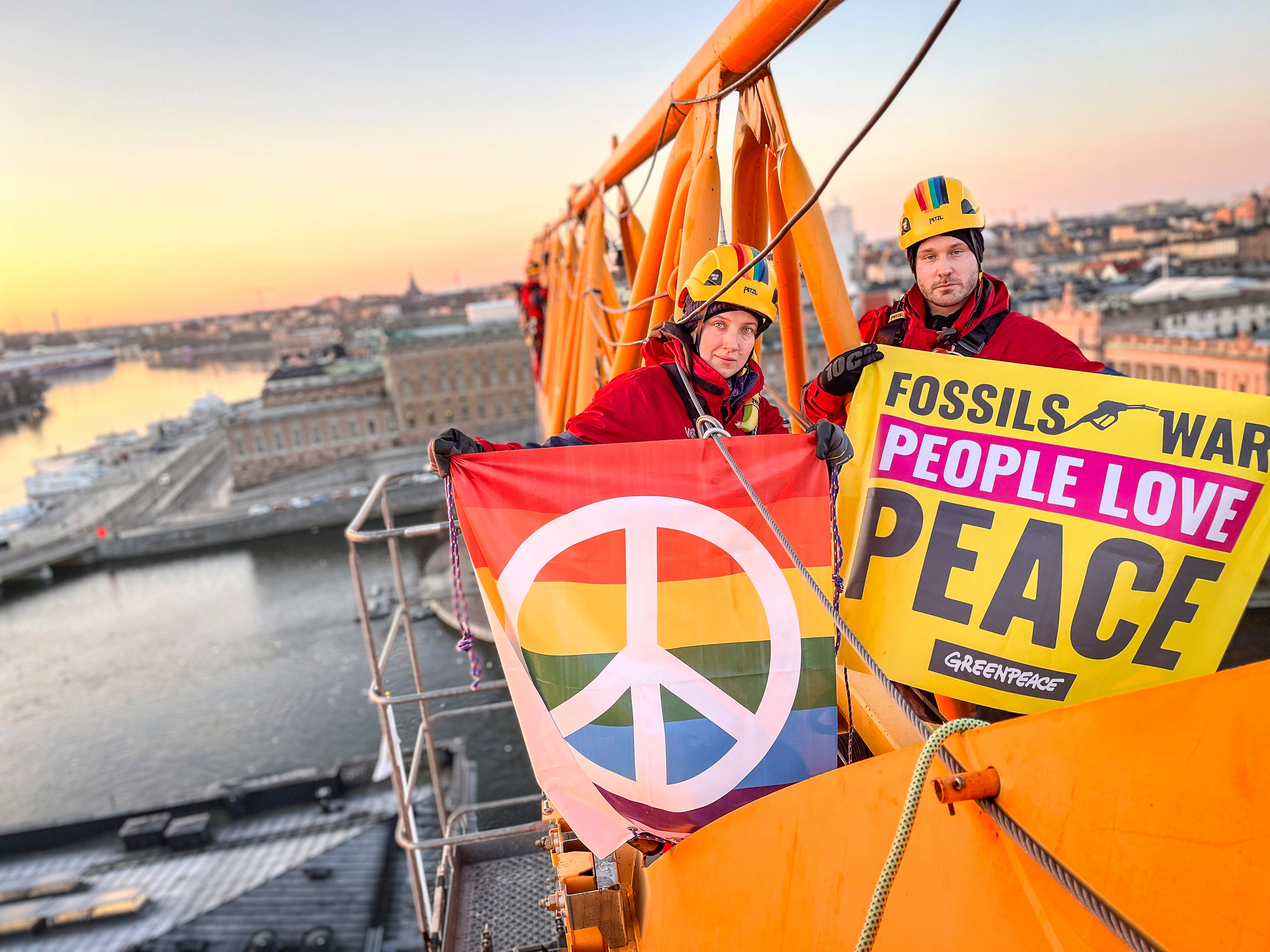 Activistas del Greenpeace nórdico protestaron pacíficamente contra la guerra en las grúas de construcción frente al parlamento sueco. © Christian Åslund / Greenpeace