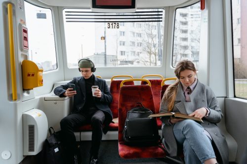 Dos jóvenes en transporte público.