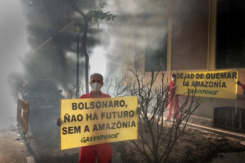 Protesta ante la embajada de Brasil contra los incendios