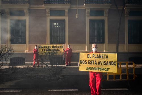Protesta ante la embajada de Brasil contra los incendios