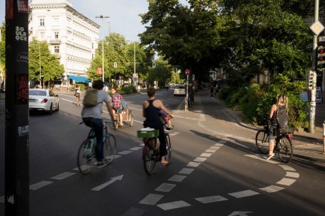 Ciclistas con árboles en la ciudad de Berlín