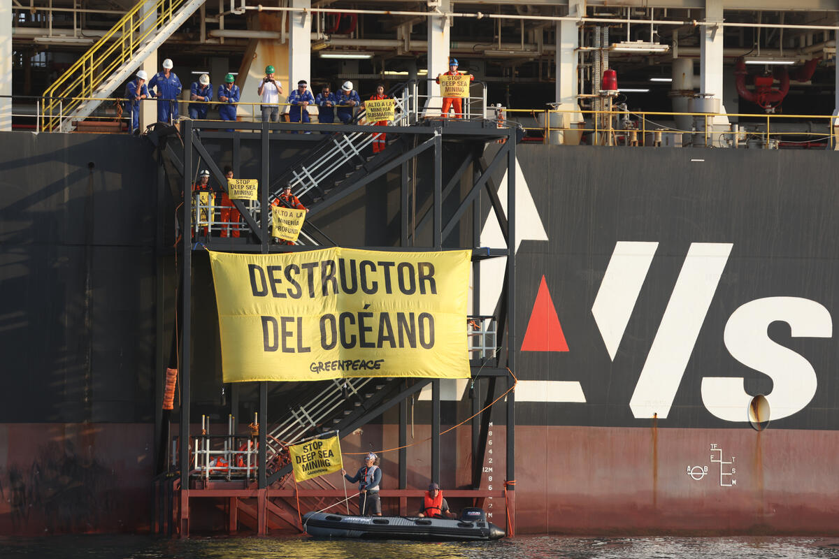 Activistas de Greenpeace México en una acción contra un barco de minería submarina.