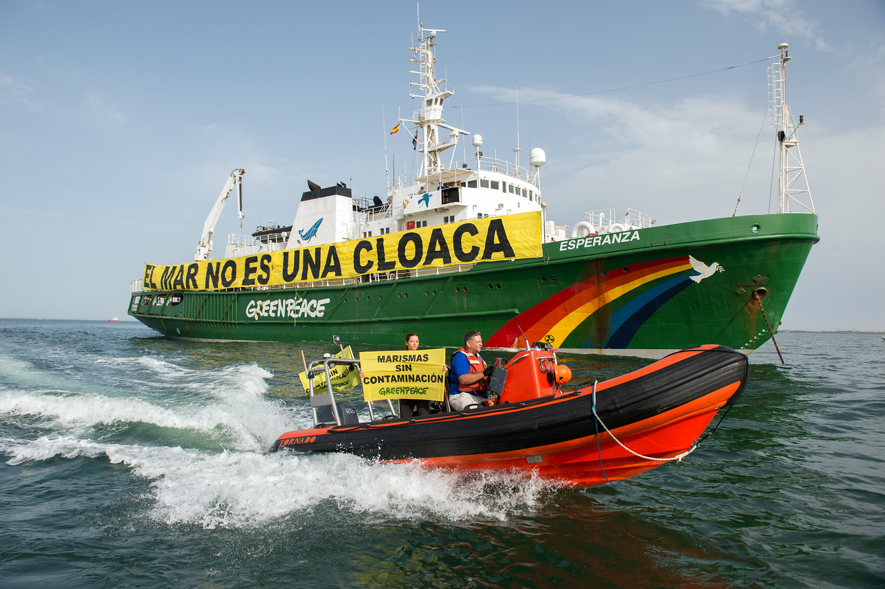 Denuncia de Greenpeace a bordo del barco Esperanza sobre la grave contaminación que se acumula en las balsas de dragados de la ría de Huelva.